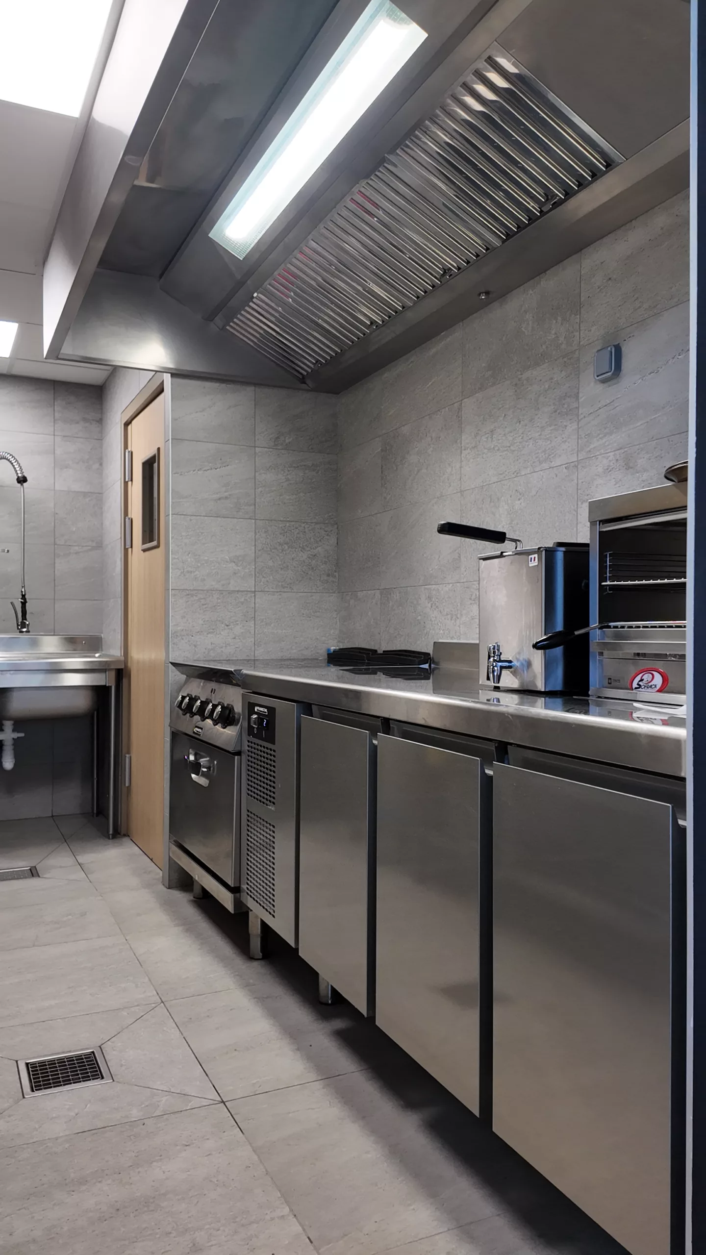 Installation d’une cuisine professionnelle au complexe sportif Nissa Padel à Nice (06)