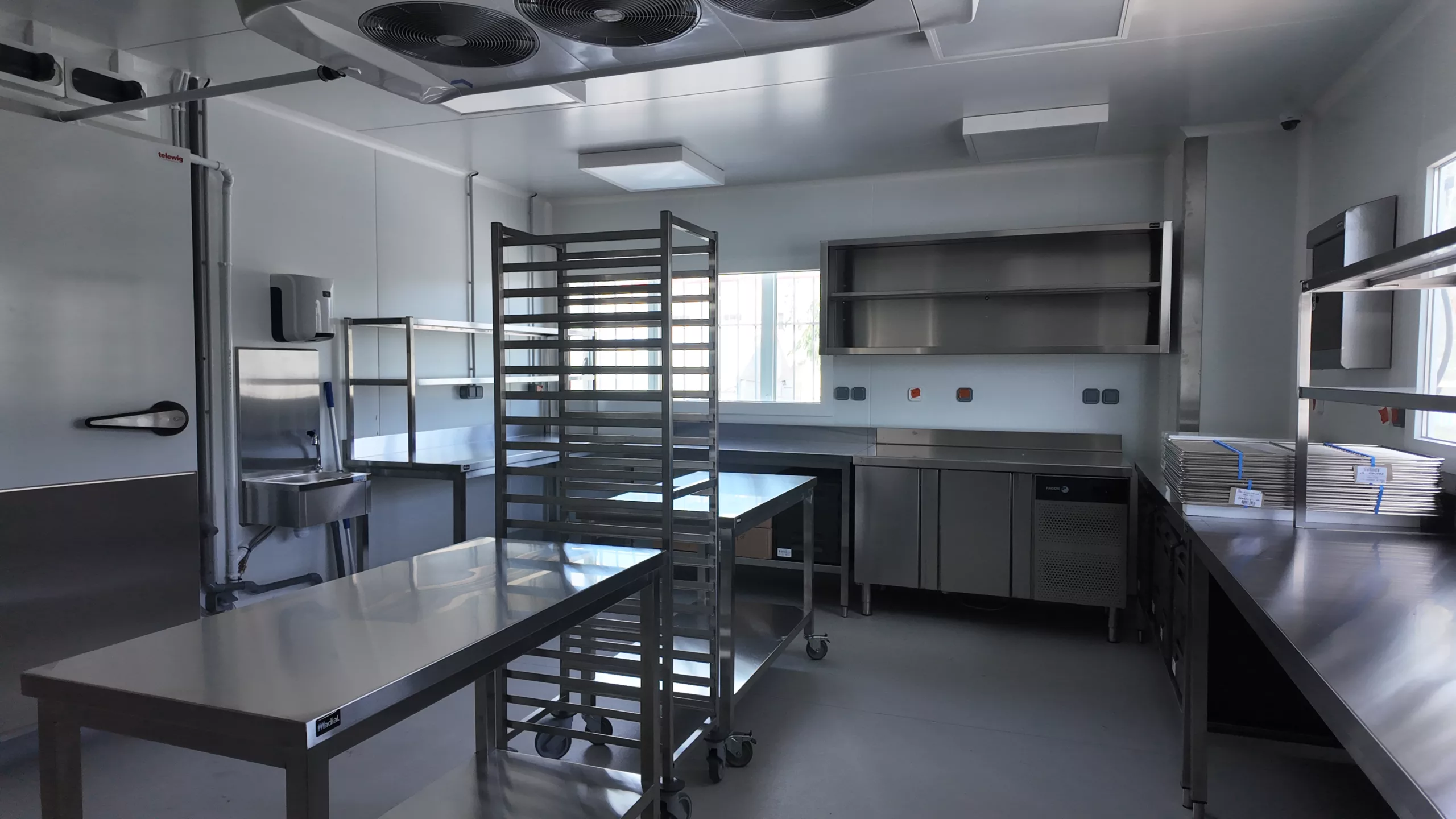 Installation d&rsquo;une cuisine professionnelle pour le traiteur La Belle Table à Saint-Jeannet (06)